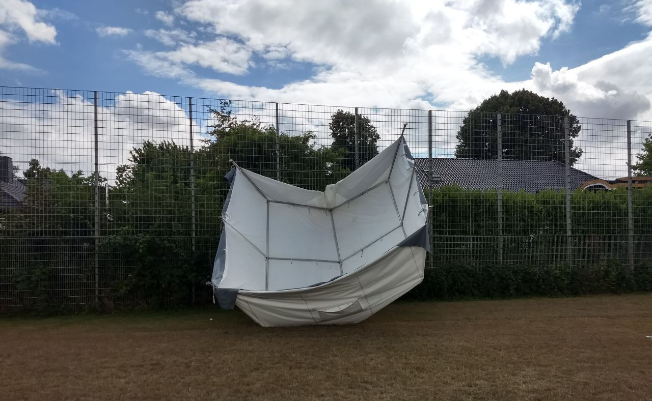 Umgest&uuml;rztes Zelt